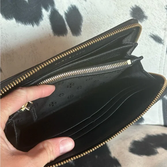 Tory Burch Black Leather Zip Around Wallet - Picture 14 of 16